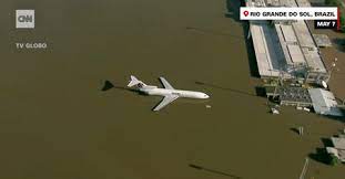 Sân bay chìm dưới nước, 100 người thiệt mạng vì mưa lớn ở Brazil